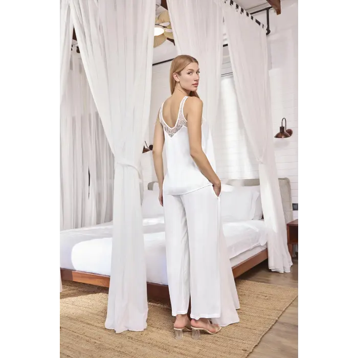 LYYN Dantelli Ve Dekolteli Saten Pijama Takımı