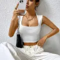 Kadın Beyaz Kare Yaka Kalınlaşan Omuz Detaylı Crop Top Bluz
