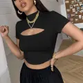 Kadın Siyah Göğüs Dekolteli Yarım Kollu Cut Out Crop Top Bluz
