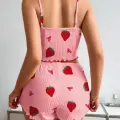 LYYN Pamuklu Pembe Üstüne Çilek Desen Fitilli Askılı Şortlu Pijama Takımı