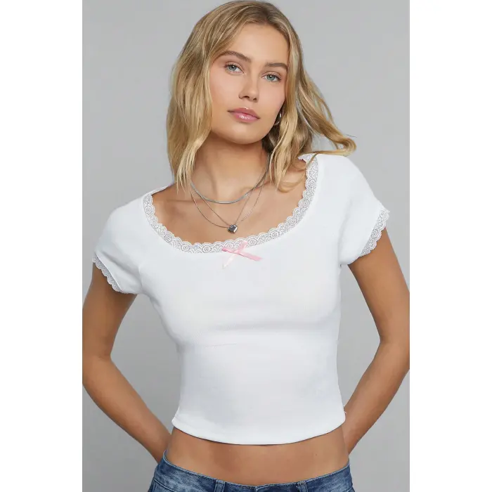 Kadın Beyaz Göğsü ve Kolları Dantelli Fiyonklu Kısa Kol Crop Top Bluz