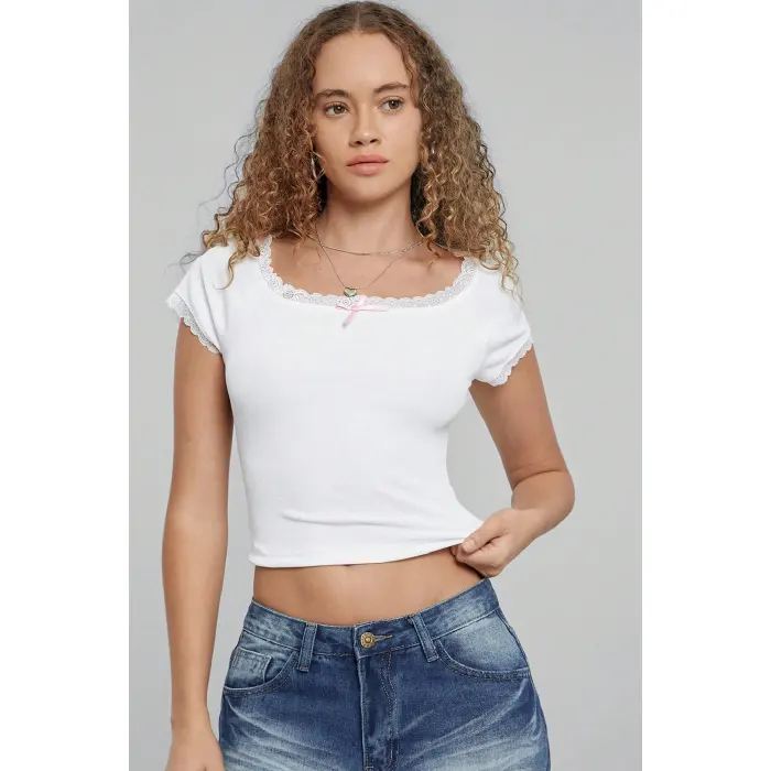 Kadın Beyaz Göğsü ve Kolları Dantelli Fiyonklu Kısa Kol Crop Top Bluz