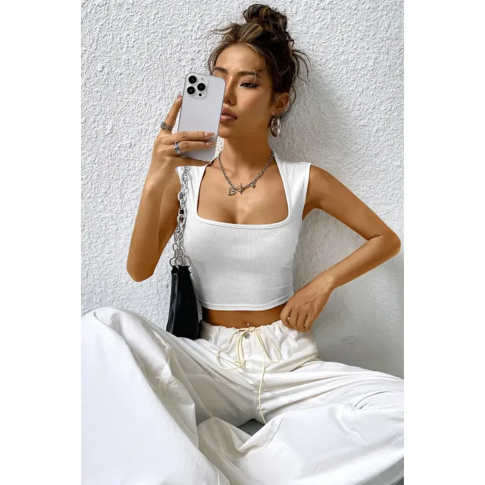 Kadın Beyaz Kare Yaka Kalınlaşan Omuz Detaylı Crop Top Bluz
