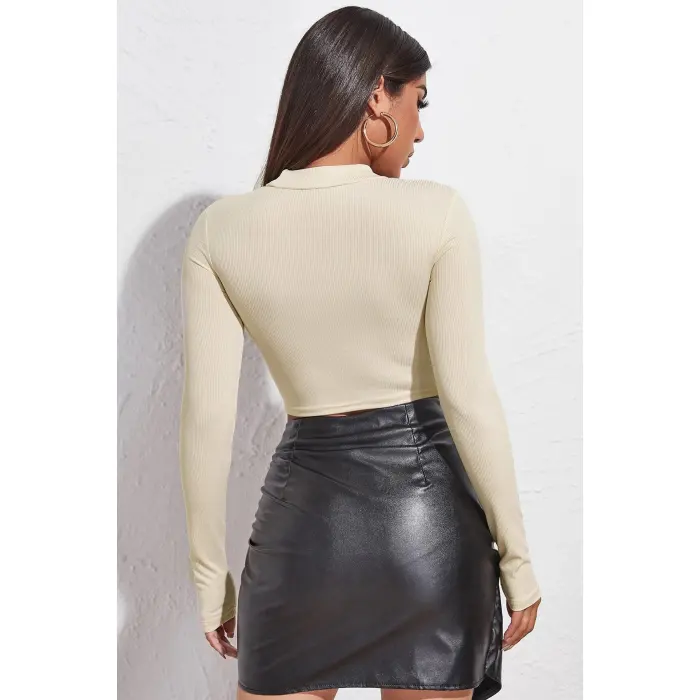 Kadın Ekru Göğüs Dekolteli Uzun Kollu Cut Out Crop Top Bluz