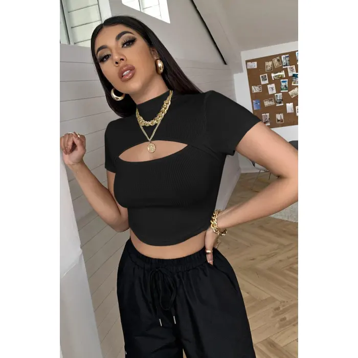 Kadın Siyah Göğüs Dekolteli Yarım Kollu Cut Out Crop Top Bluz