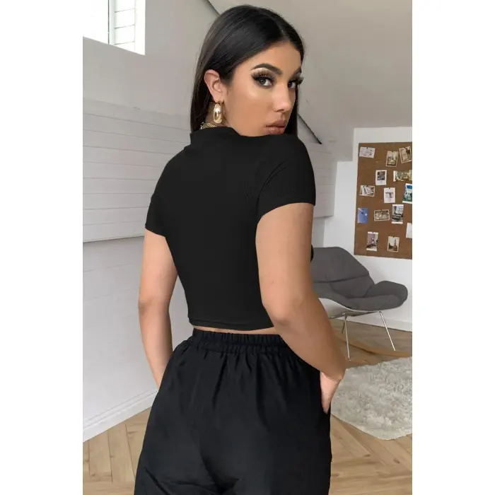 Kadın Siyah Göğüs Dekolteli Yarım Kollu Cut Out Crop Top Bluz