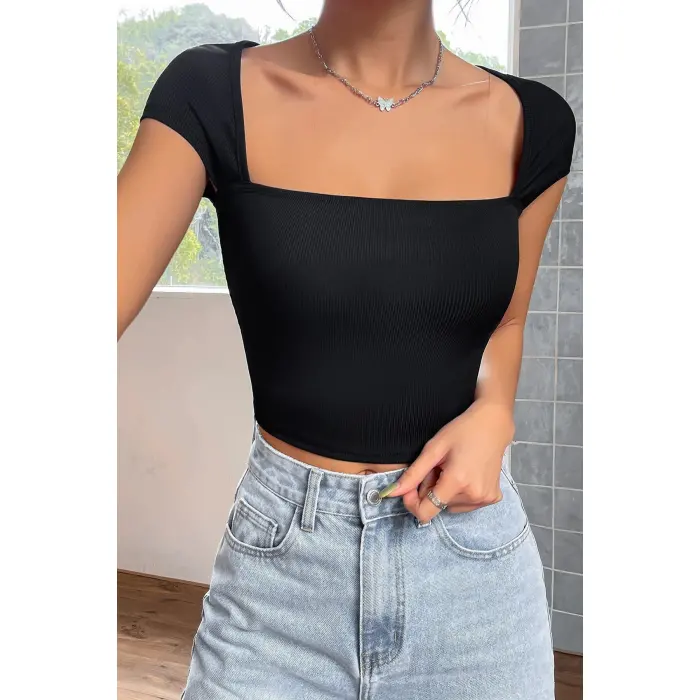 Kadın Siyah Kare Yaka Yarım Kol Göğüs Dekolteli Crop Top Bluz