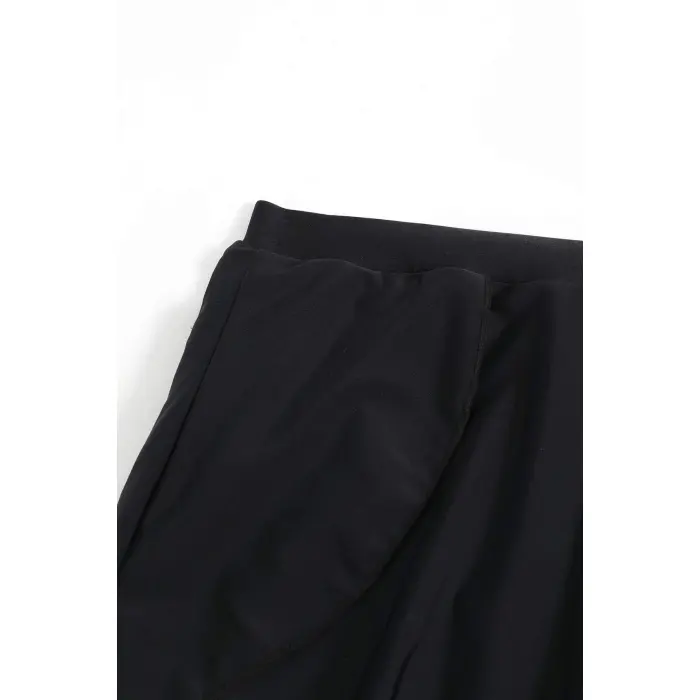 Kadın Siyah Yırtmaçlı Etek Görünümlü Şık Deniz Şortu