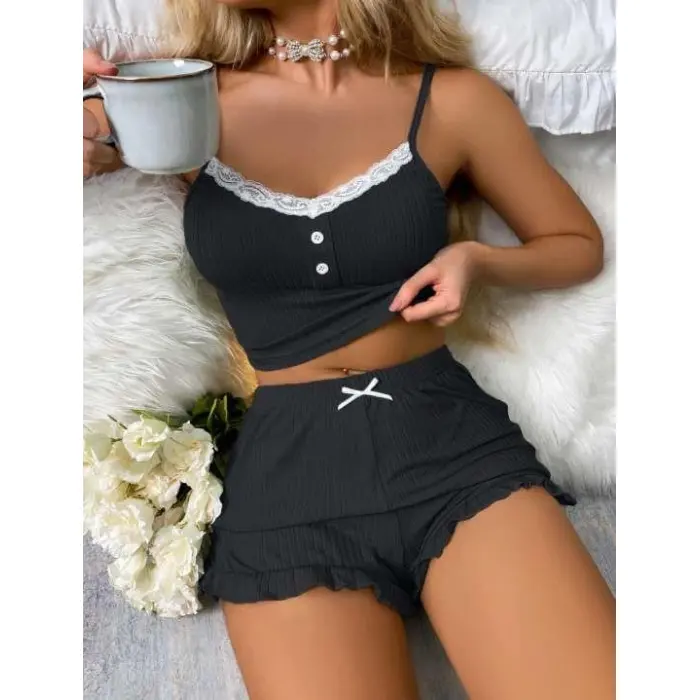 LYYN Siyah Üstüne Beyaz Dantel İşlemeli Askılı Şortlu Pijama Takımı