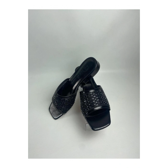 Ortu Siyah Cilt İşlemeli Terlik