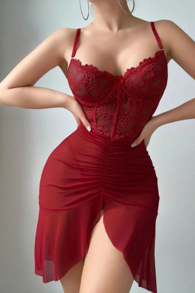 Bordo Dantel İşlemeli ve Yırtmaç Detaylı Fantezi Gecelik | Crimson Passion Serisi