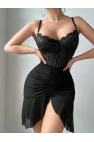 Siyah Floral Dantel İşlemeli ve Yan Yırtmaçlı Fantezi Gecelik | Noir Passion Serisi