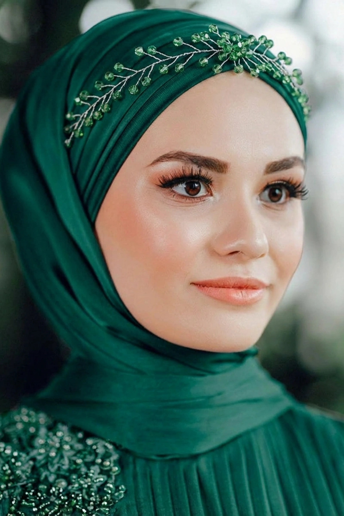 El Yapımı Kristal Taşlı Gelin ve Nişan Saç Tacı – Zümrüt Yeşili