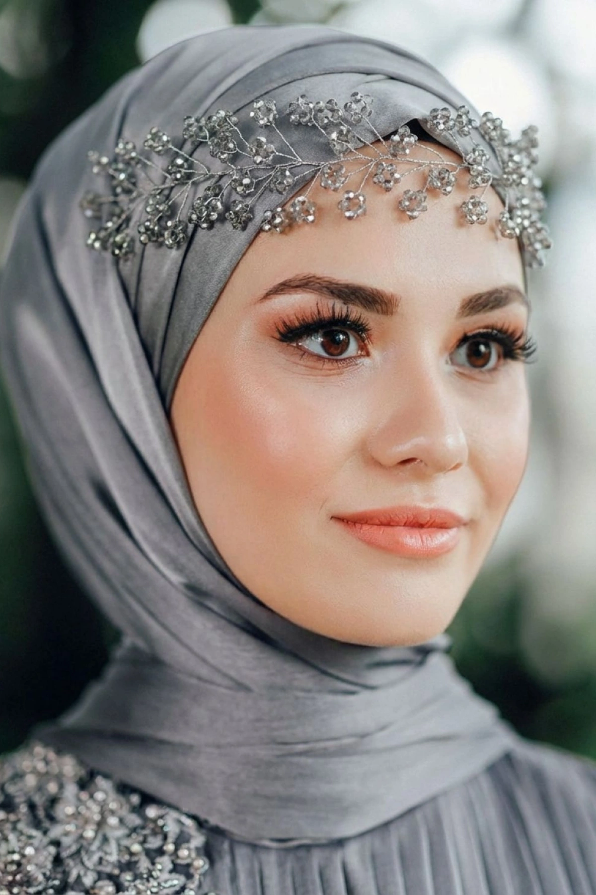 El Yapımı Kristal Taşlı Gelin ve Nişan Saç Tacı – Gümüş