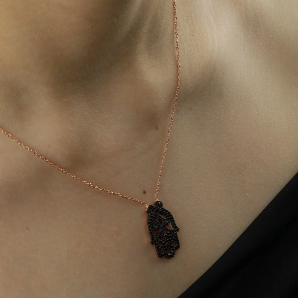 Siyah Taşlı Fatma Ana Eli Gümüş Kolye