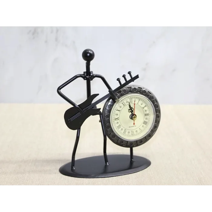 Metal Saatli Gitar Çalan Müzisyen Alk4334