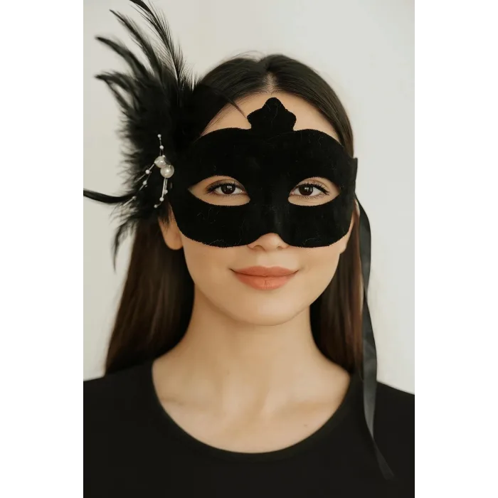 Siyah Renk Yandan Tüylü Süet Kaplama Beyaz İncili Parti Maskesi 18x15 Cm