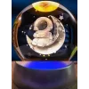 Dekoratif Ay Üstünde Astronot Tasarımlı Plastik Altlıklı Cam Küre