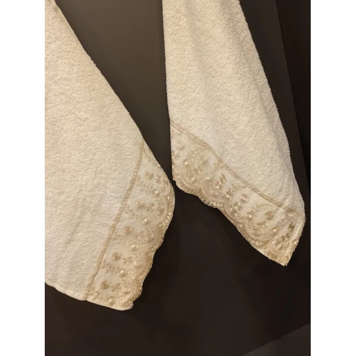 TOALLA DE BAÑO CON TEÑIDO NIVELADO EN BEIGE Y BORDADO