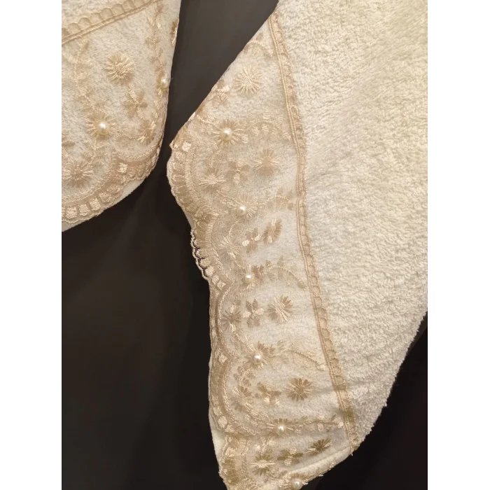 TOALLA DE BAÑO CON TEÑIDO NIVELADO EN BEIGE Y BORDADO