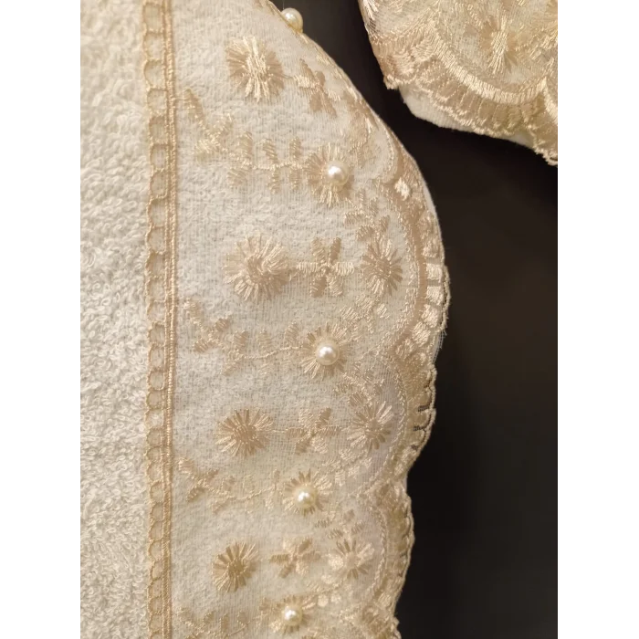 TOALLA DE BAÑO CON TEÑIDO NIVELADO EN BEIGE Y BORDADO