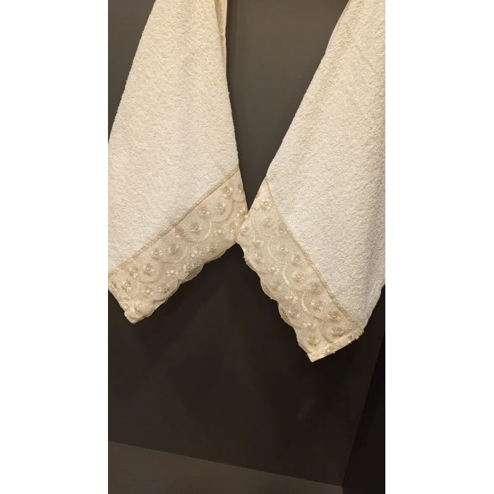 TOALLA BORDADA DE LEOPAR BATIK EN TONO DE CAFÉ