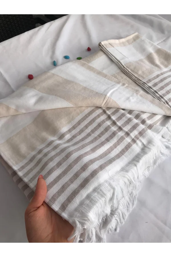 TOALLA DE PLAYA CON FLECOS A RAYAS EN BLANCO Y CAFÉ