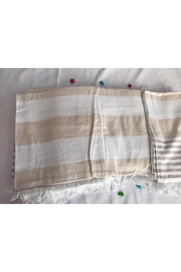 TOALLA DE PLAYA CON FLECOS A RAYAS EN BLANCO Y CAFÉ