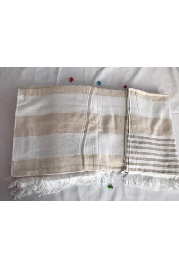 TOALLA DE PLAYA CON FLECOS A RAYAS EN BLANCO Y CAFÉ
