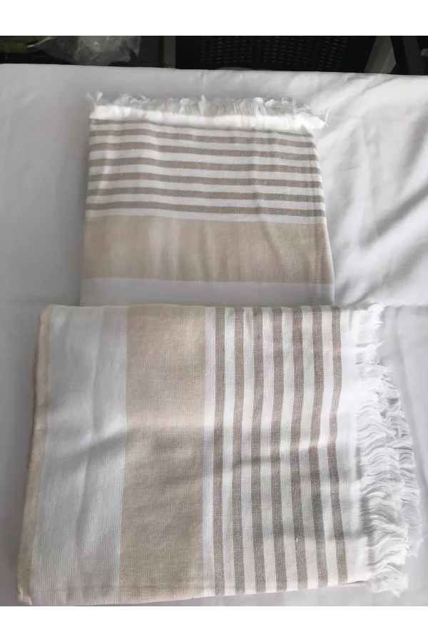 TOALLA DE PLAYA CON FLECOS A RAYAS EN BLANCO Y CAFÉ