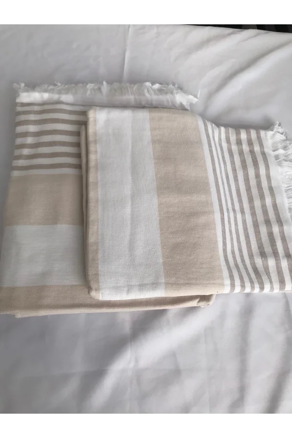 TOALLA DE PLAYA CON FLECOS A RAYAS EN BLANCO Y CAFÉ