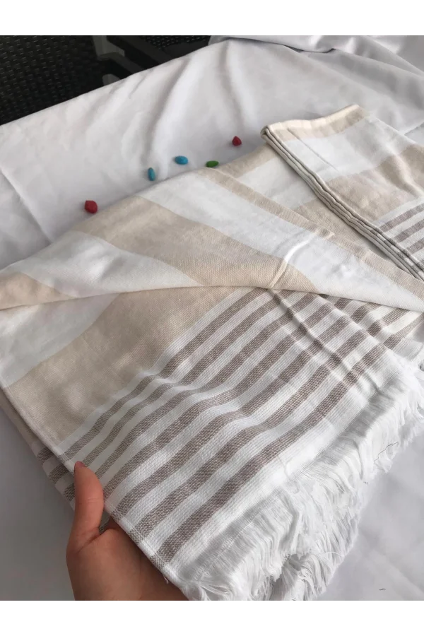 TOALLA DE PLAYA CON FLECOS A RAYAS EN BLANCO Y CAFÉ