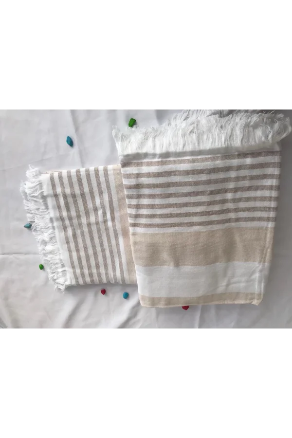 TOALLA DE PLAYA CON FLECOS A RAYAS EN BLANCO Y CAFÉ