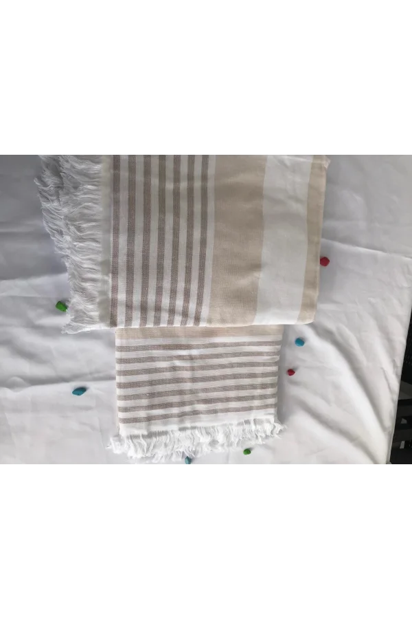TOALLA DE PLAYA CON FLECOS A RAYAS EN BLANCO Y CAFÉ
