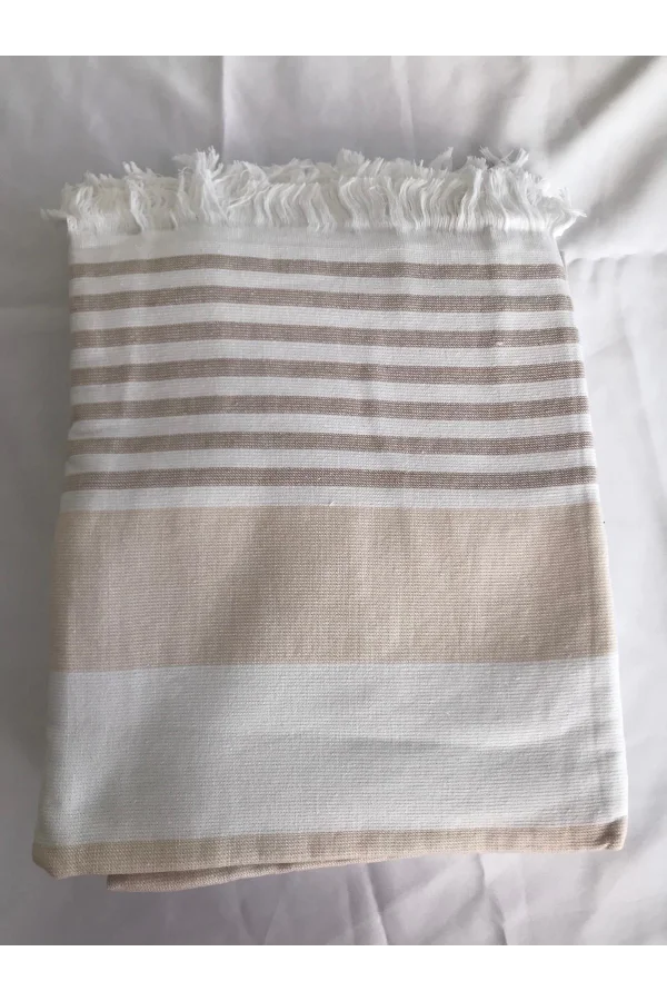 TOALLA DE PLAYA CON FLECOS A RAYAS EN BLANCO Y CAFÉ
