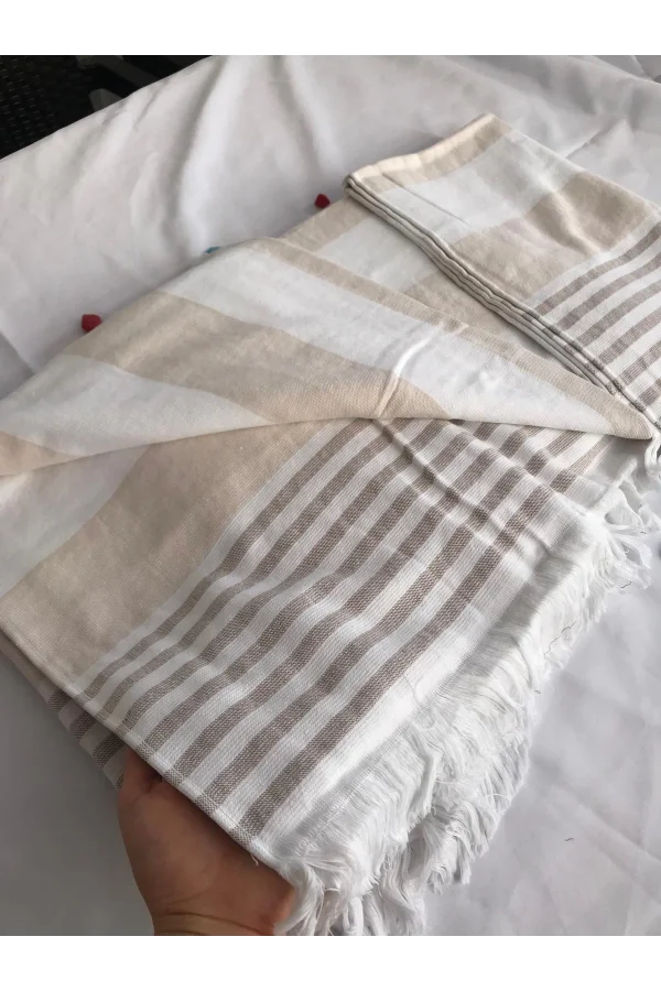 TOALLA DE PLAYA CON FLECOS A RAYAS EN BLANCO Y CAFÉ