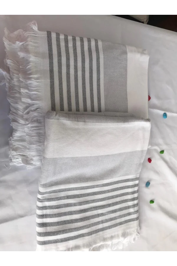 TOALLA DE PLAYA GRIS Y BLANCA CON FLECOS DE NIVEMESHOME