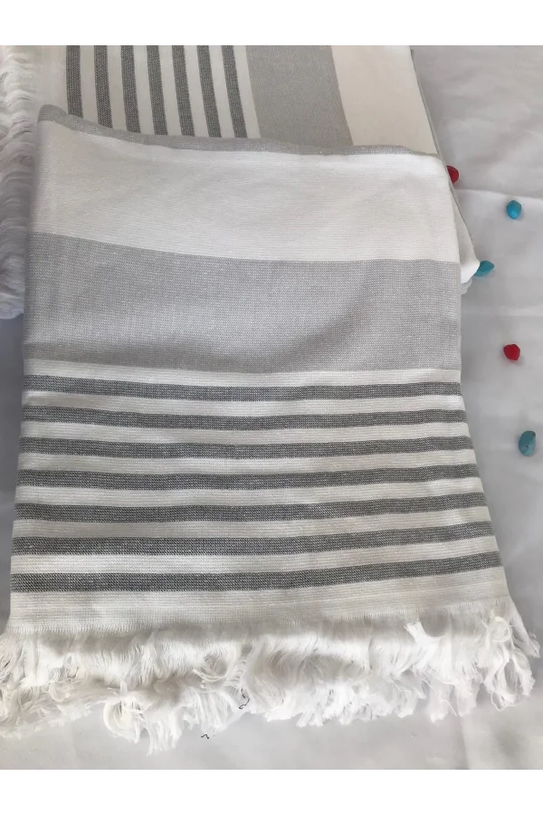 TOALLA DE PLAYA GRIS Y BLANCA CON FLECOS DE NIVEMESHOME