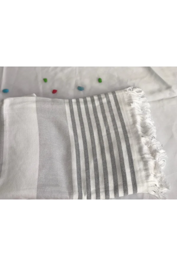 TOALLA DE PLAYA GRIS Y BLANCA CON FLECOS DE NIVEMESHOME