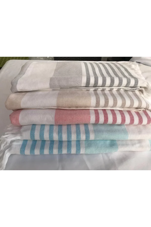 TOALLA DE PLAYA GRIS Y BLANCA CON FLECOS DE NIVEMESHOME