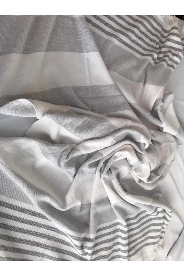 TOALLA DE PLAYA GRIS Y BLANCA CON FLECOS DE NIVEMESHOME