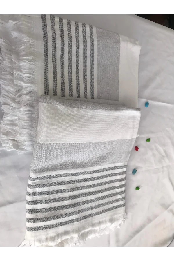 TOALLA DE PLAYA GRIS Y BLANCA CON FLECOS DE NIVEMESHOME