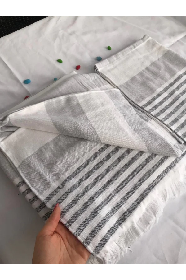 TOALLA DE PLAYA GRIS Y BLANCA CON FLECOS DE NIVEMESHOME