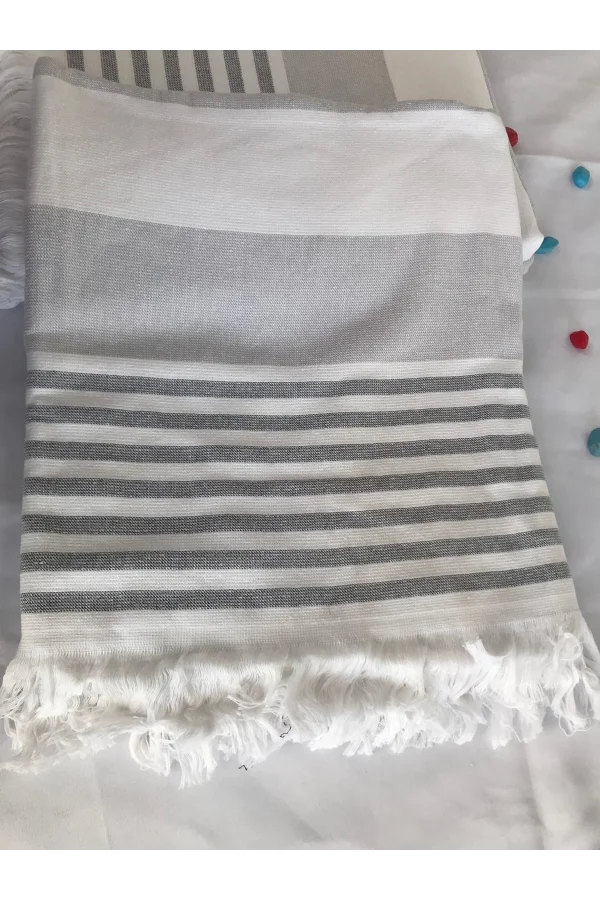 TOALLA DE PLAYA GRIS Y BLANCA CON FLECOS DE NIVEMESHOME
