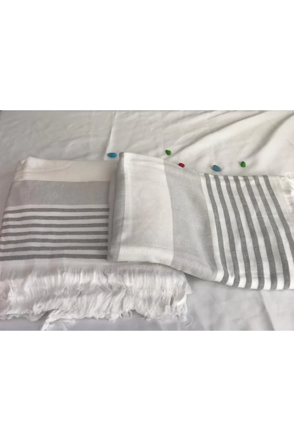 TOALLA DE PLAYA GRIS Y BLANCA CON FLECOS DE NIVEMESHOME
