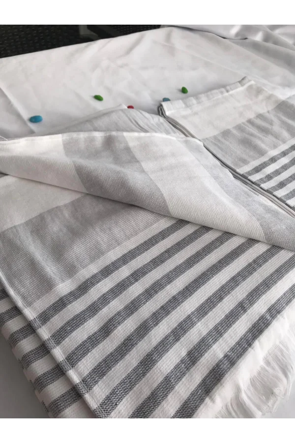 TOALLA DE PLAYA GRIS Y BLANCA CON FLECOS DE NIVEMESHOME