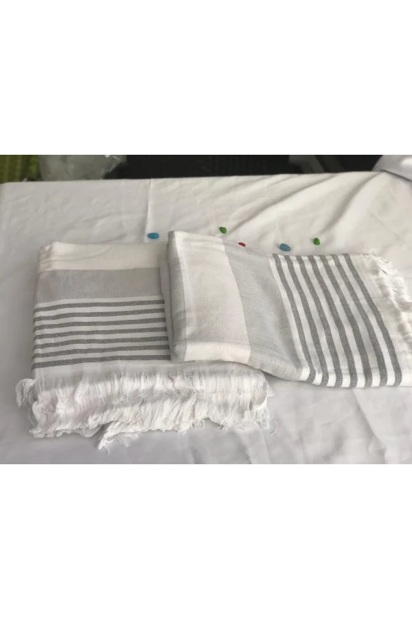 TOALLA DE PLAYA GRIS Y BLANCA CON FLECOS DE NIVEMESHOME