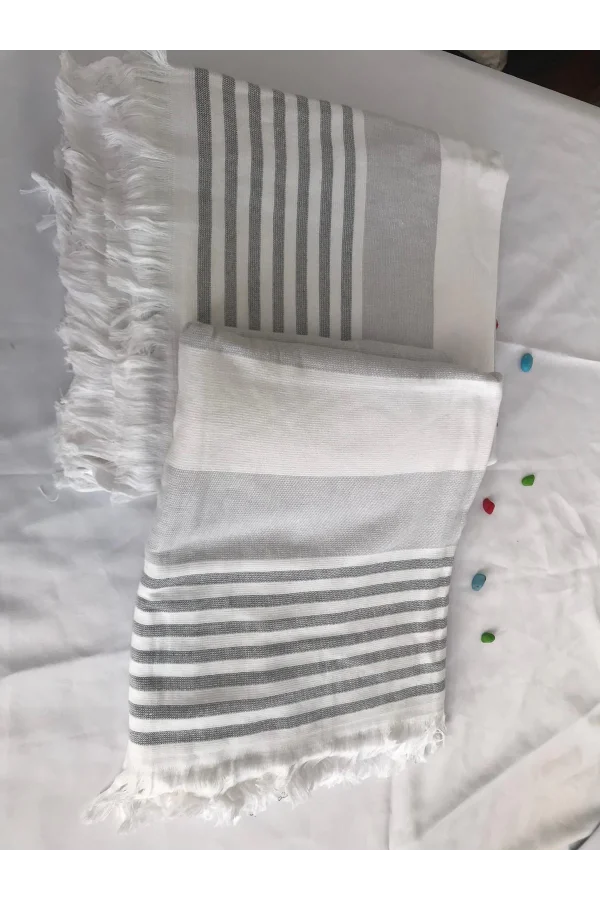 TOALLA DE PLAYA GRIS Y BLANCA CON FLECOS DE NIVEMESHOME