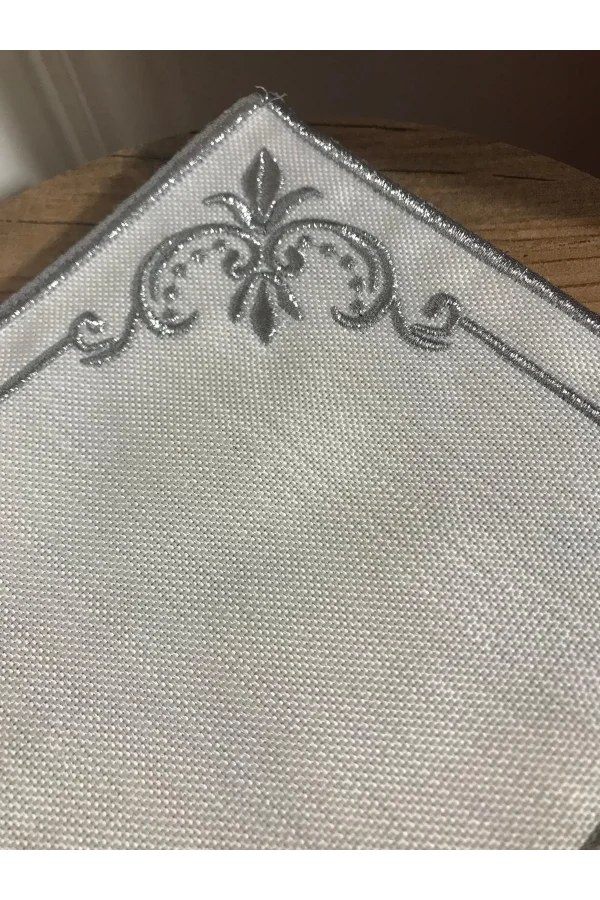 NİVEMESHOME MİHRİMAH NAKIŞLI GÜMÜŞ KARE (6 ADET) KETEN KOKTEYL PEÇETESİ KAHVE YANI SUNUMLUK