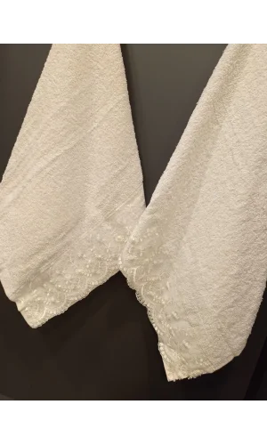 NIVEMESHOME BATIK DARIA CREME BESTICKTES HANDTUCH